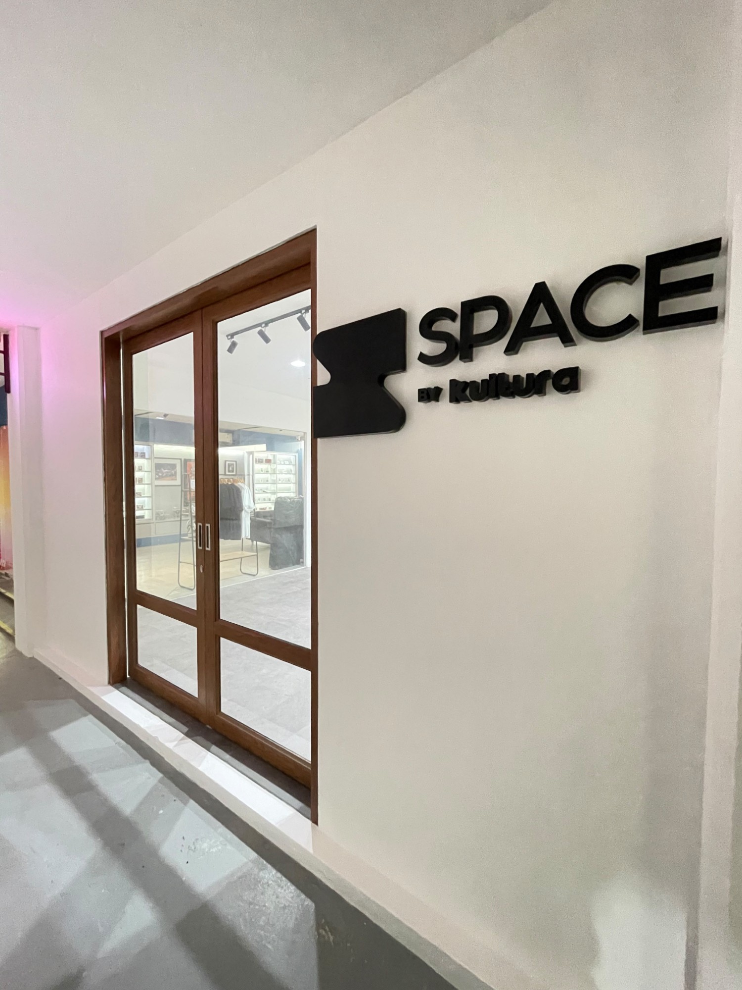Papan nama Space by Kultura di samping pintu masuk